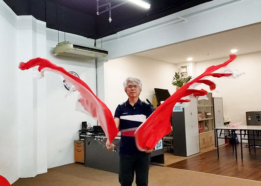 Malaikat sayap dua lapisan (merah/putih) sutera pujian dan menyembah bendera WF43X7055