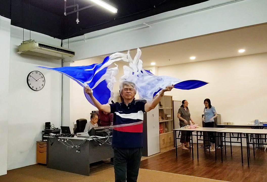 Malaikat sayap dua lapisan (biru/putih) sutera pujian dan menyembah bendera WF43X7055