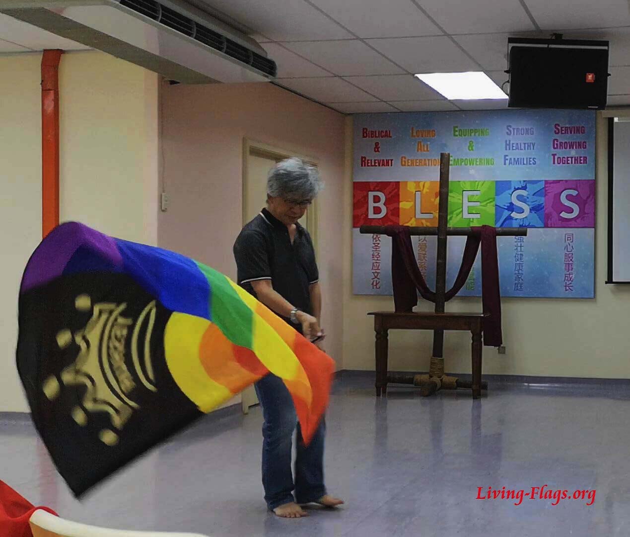 Yeshua (droite) King Over - Rainbow Nation Silk Printed Worship Flags (Acheter 1 -Obtenez 1 gratuit)